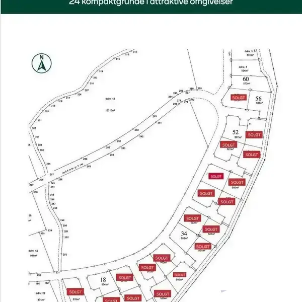 Kort over boligområde med parcelnumre. Nogle grunde markeret "SOLGT" med røde etiketter. Grundnumre inkluderer 34, 52, 56, 60. Omgivet af veje og frie områder. Nordsymbol øverst til venstre.
