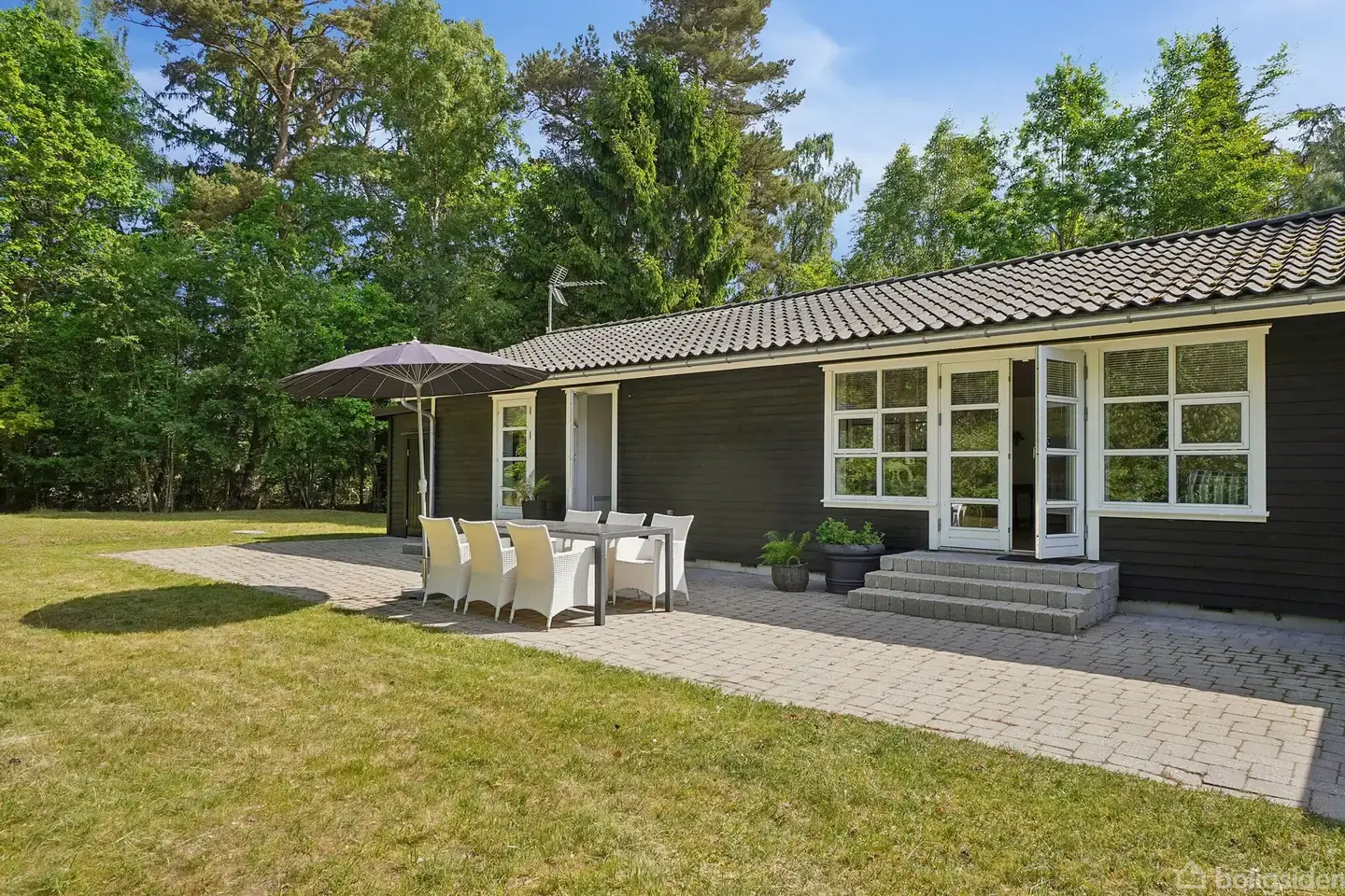 Flot, nyere sommerhus i naturskønne omgivelser ved Tibirke Sand