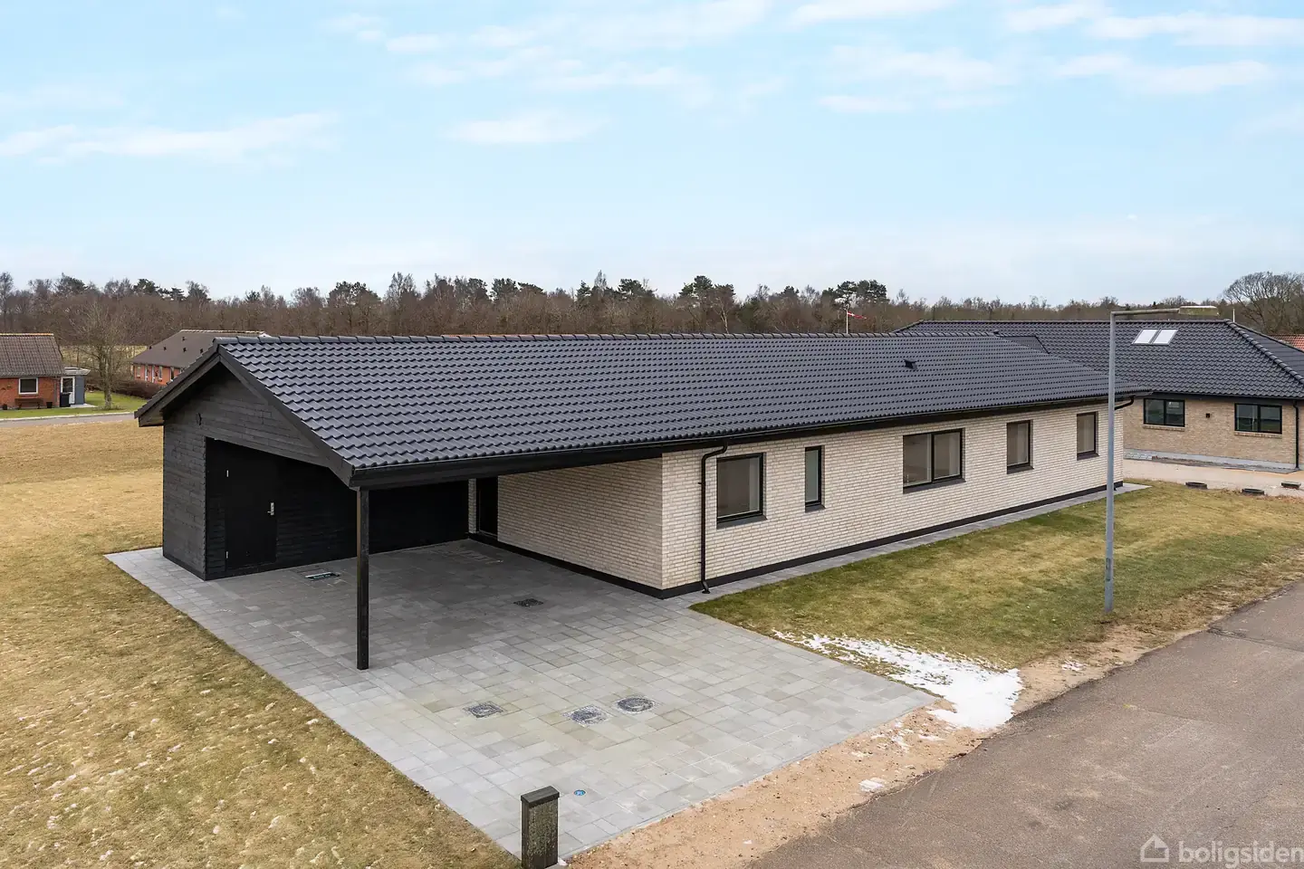 Nyopført etplansvilla i roligt villakvarter!