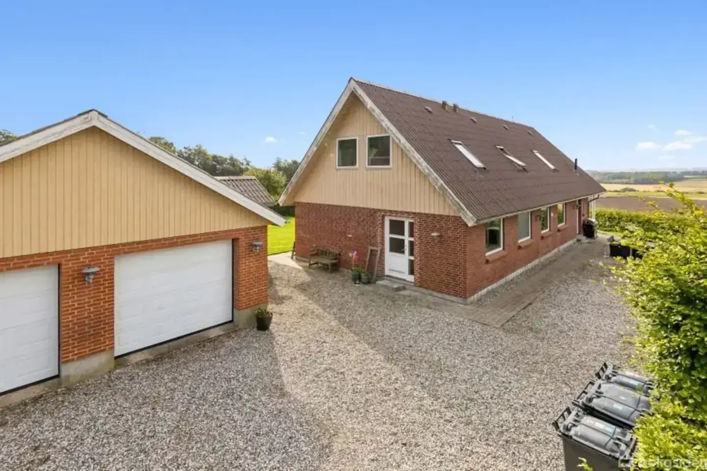 Stor bolig, stor grund, stor garage og storslået udsigt!