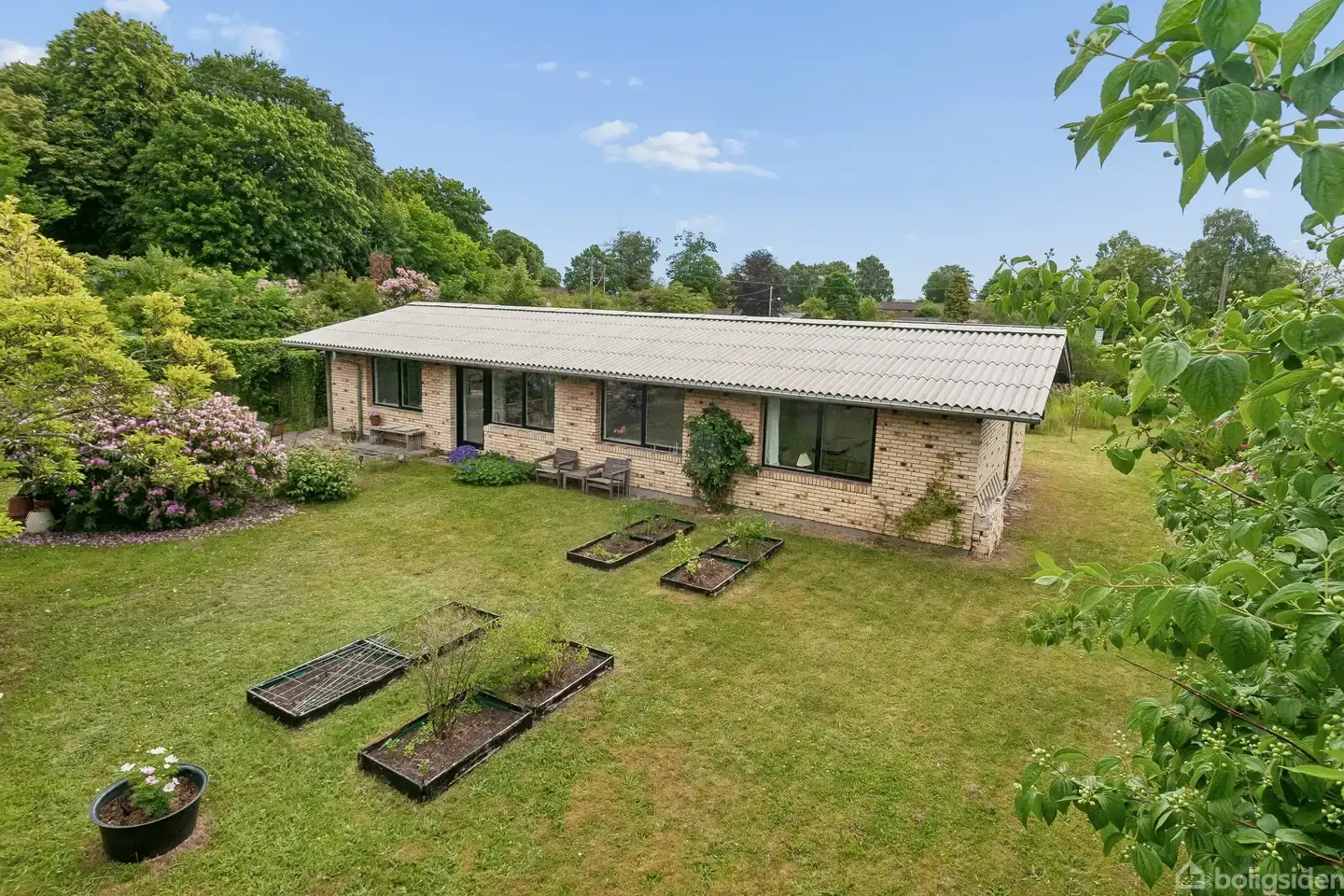 LYS OG INDBYDENDE VILLA MELLEM SKOV OG SØ