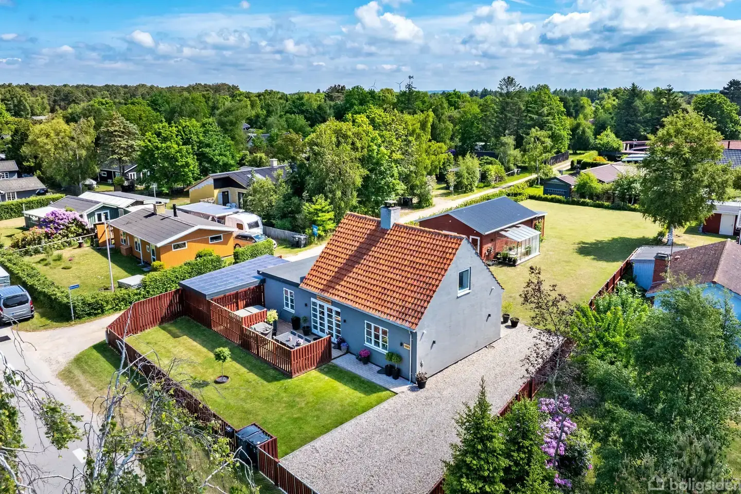HELÅRSBOLIG MED FRITIDSLIVET I FOKUS - TÆT PÅ STRAND OG NATUR - NY GARAGE PÅ 49 M2.