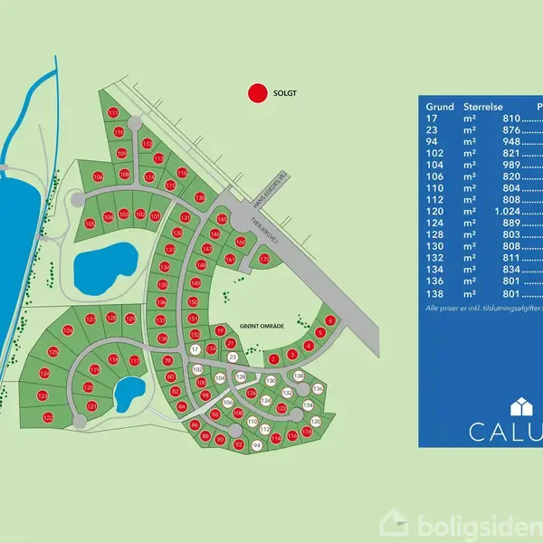 Kort over et boligområde med markerede byggegrunde i grønne felter. En tabel til højre viser grundstørrelser og priser i kvadratmeter og kroner. Aflange, omkringliggende vandområder. Tekst: "Solgt", "Calum".