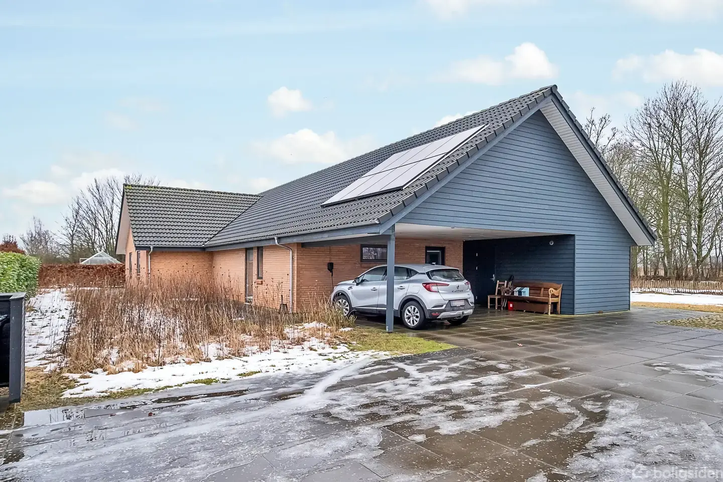 Nem og moderne etplansvilla på stor grund i nybyggerkvarter nord for Ry