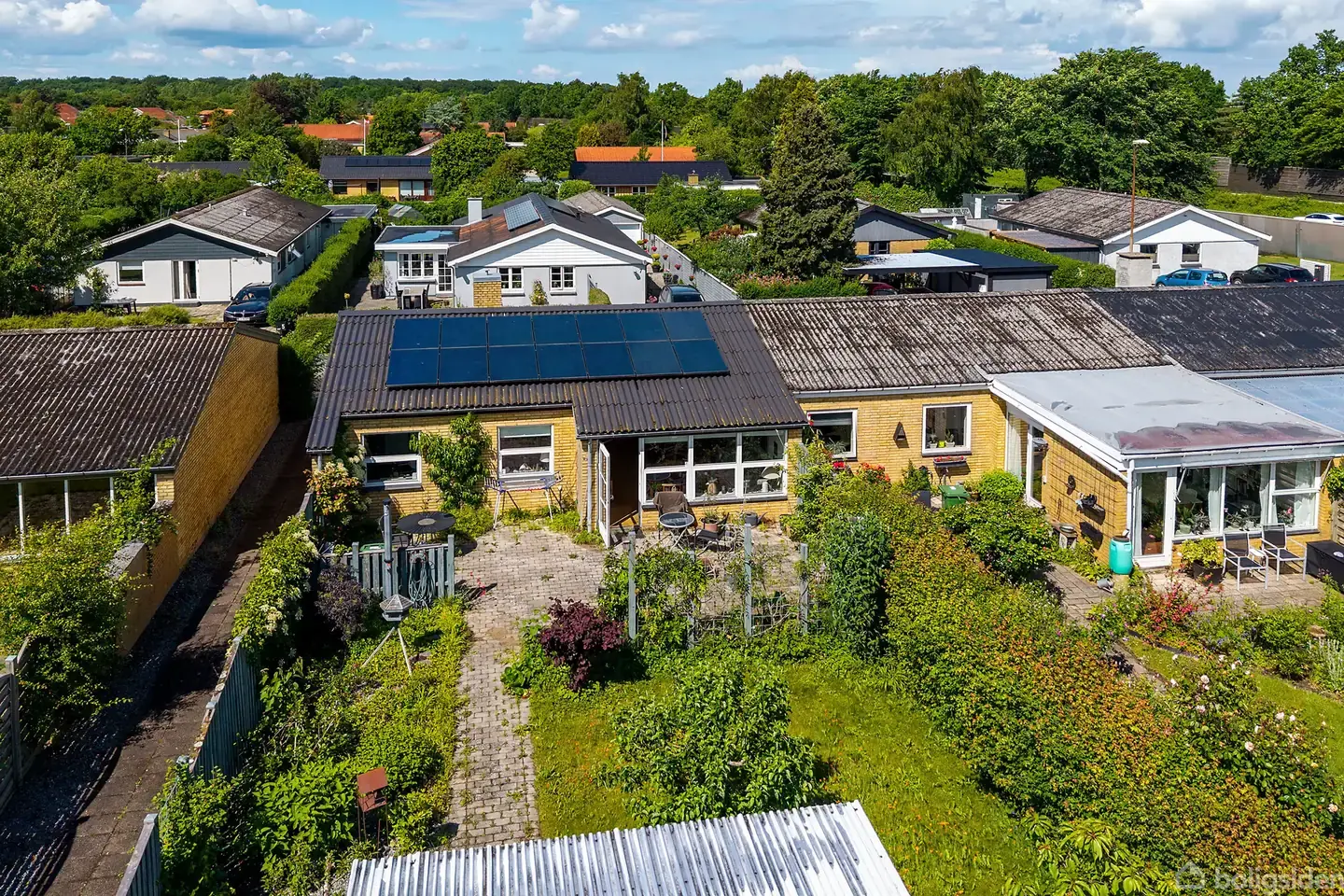 HYGGELIGT ENDERÆKKEHUS MED SOLRIG HAVE OG CARPORT/UDHUS