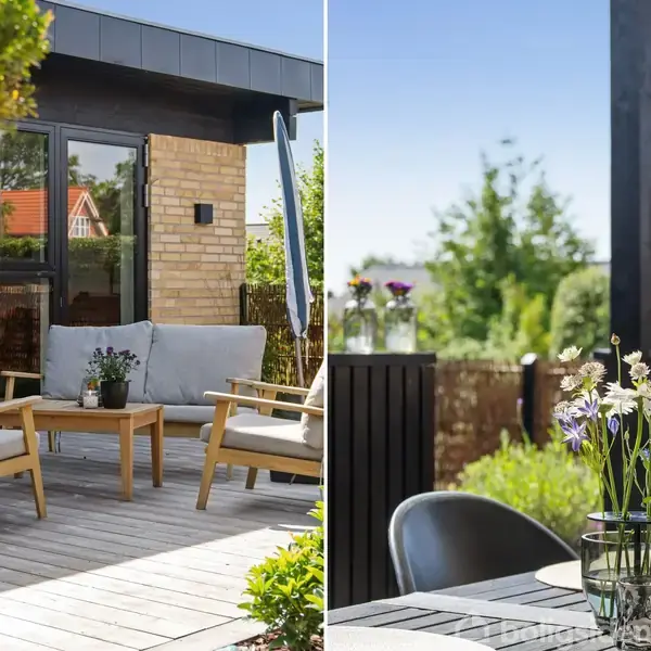 Terrassemøbler arrangeret omkring et bord på en træterrasse. Grill og planter i nærheden skaber en hyggelig atmosfære i et solrigt udemiljø med udsigt over grønne områder.