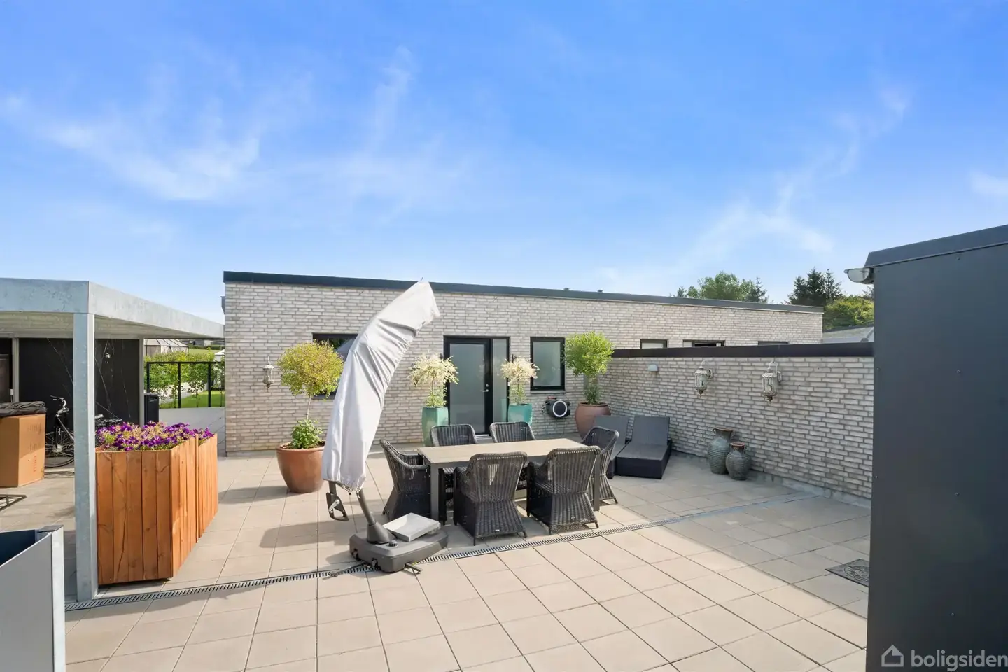 Indflytningsklart rækkehus med stil og komfort