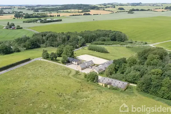 Landejendom på Holtvadvej 3, 8751 Gedved