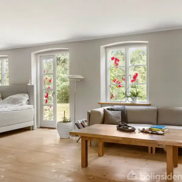 Sofa og bord står i en lys stue med trægulv, store vinduer og døre fører ud til en have. En seng ses i hjørnet, og vaser med blomster dekorerer rummet.