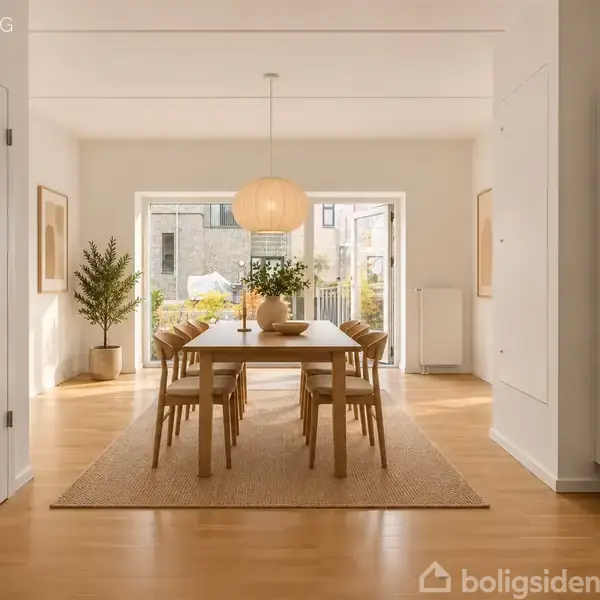 Spisebord med seks stole står på tæppe, omgivet af lyse vægge, store glasdøre og planter. En orbformet lampe hænger over bordet. Tekst: "VISUALISERING".