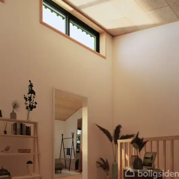 En indendørs væg med en reol, hvor der er planter og bøger. Et spejl reflekterer lys. Vinduet øverst på væggen giver naturligt lys.