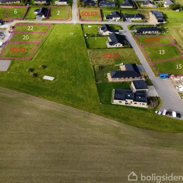 Byggegrunde med numre og teksten "SOLGT" markeret. Området har flere huse og åbne marker omkring en række grunde. Nummererede felter angiver forskellige tomter til salg og solgt status.