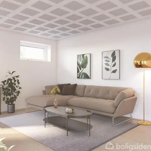 En beige hjørnesofa står i en lys stue med et lille rundt sofabord foran. To plantebilleder hænger på væggen, og en gulvlampe står ved siden af sofaen. Der er også en skænk med planter.