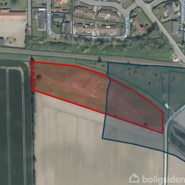Et område markeret med rød linje er omgivet af landbrugsjord og veje. Flere veje og bygningsnavne, såsom Storelund, Vestertoftevej, og Langesøvej, ses i det omkringliggende boligområde.