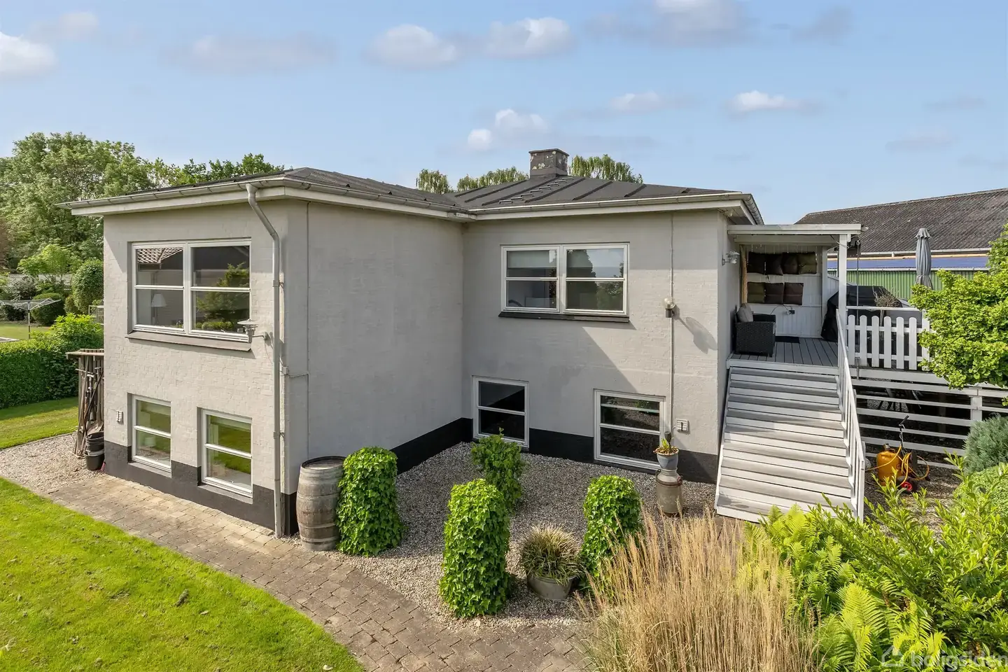 Velholdt villa på 180 etagemeter med en god og anvendelig kælder.