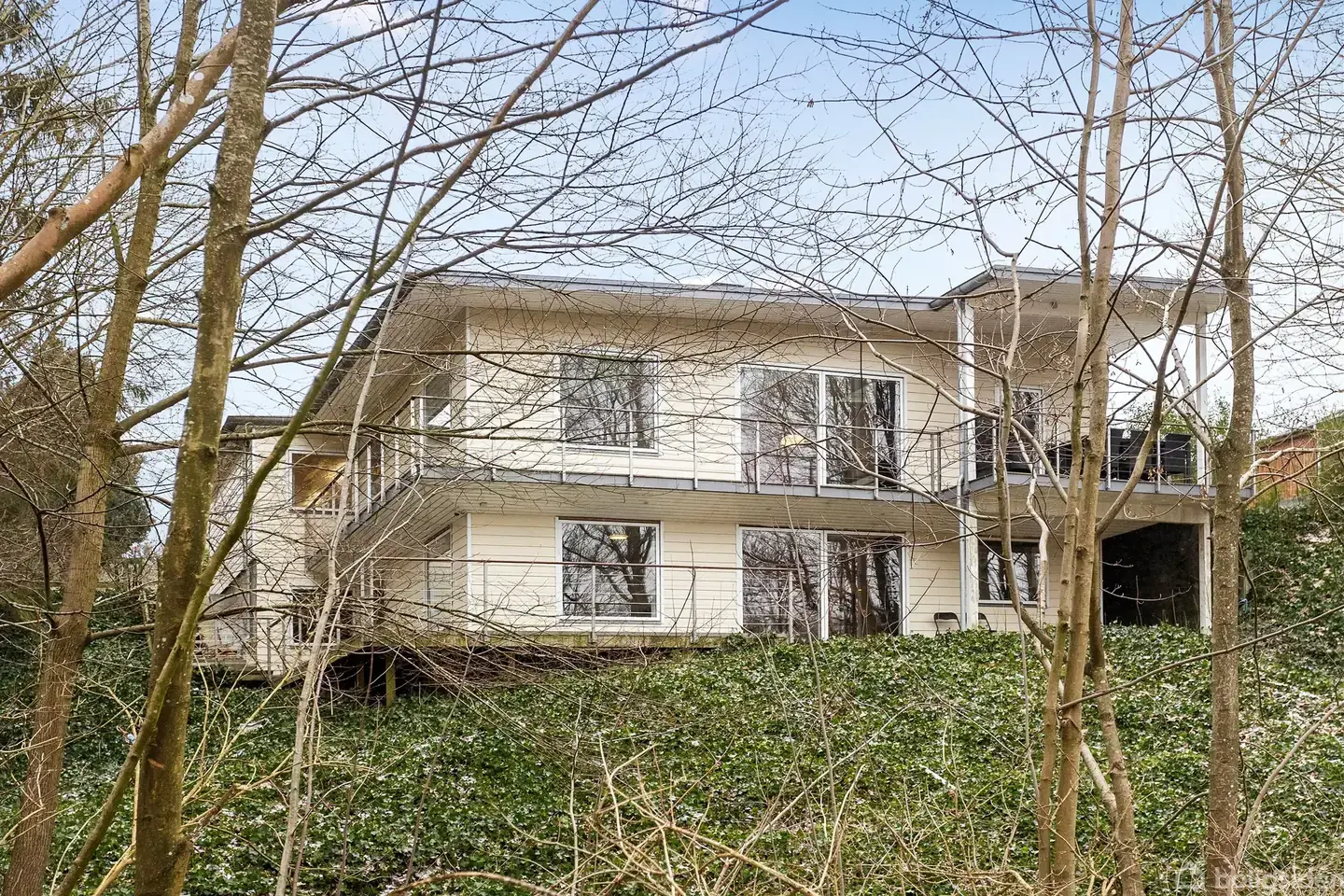 Ejendom med 2. lejligheder