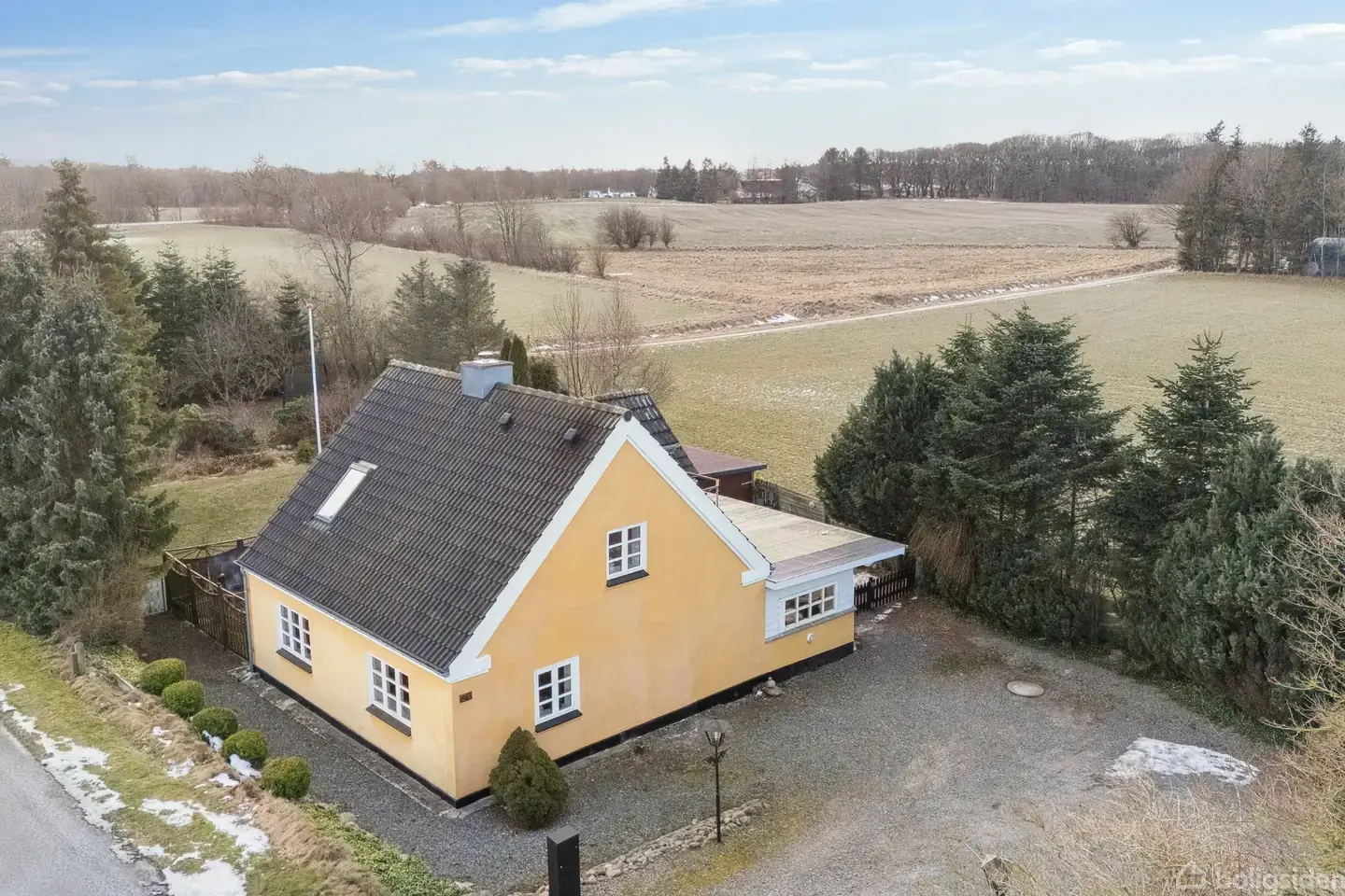 Moderniseret villa med landlig charme og skøn udsigt– nyt snedkerkøkken og badeværelse