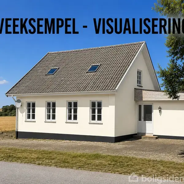 Et hvidt hus med gråt tag står ved en landevej. Teksten "FARVEEKSEMPEL - VISUALISERING" ses øverst, og en mark strækker sig i baggrunden under en klar blå himmel.