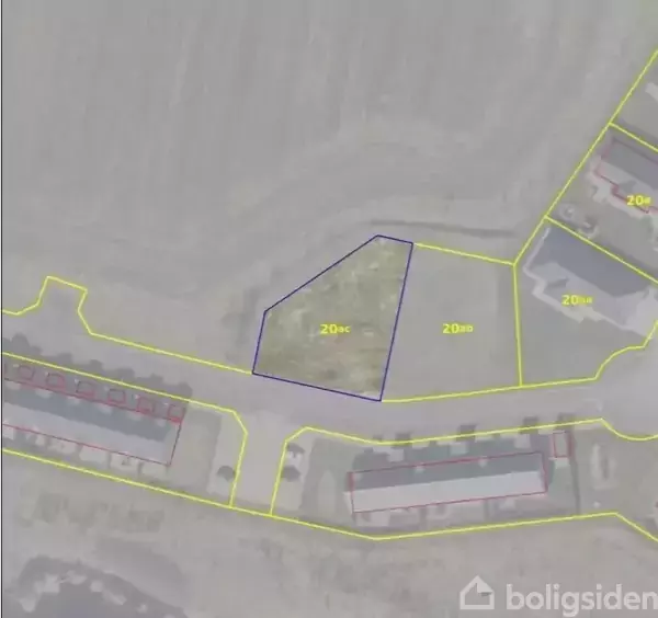 Flyfoto af et boligområde viser grunde markeret med gule og blå linjer. Nummeret "20k" vises på flere pladser. Området er omgivet af veje og bygninger.