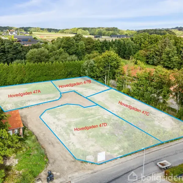 Fire afgrænsede byggegrunde ligger side om side. Hver grund er markeret: Hovedgaden 47A, Hovedgaden 47B, Hovedgaden 47C og Hovedgaden 47D. Grunden er omgivet af træer og en vej.
