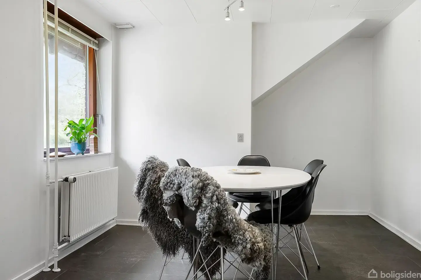 Rummelig ejendom med naturskøn beliggenhed - View 3