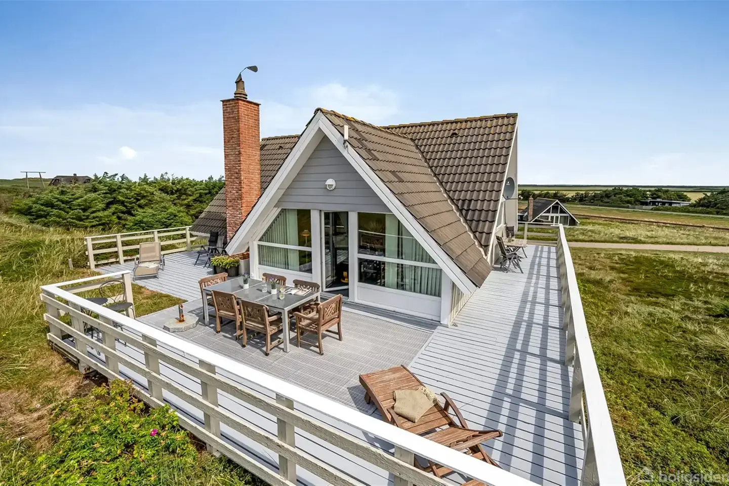 Sommerhus på klitgrund med udsigt og kort afstand til Vesterhavet