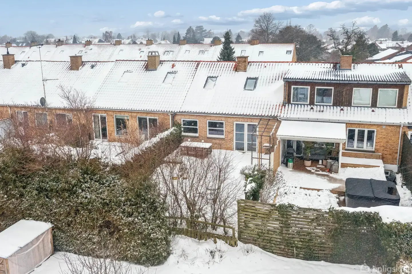 158 KVM ISTANDSAT RÆKKEHUS - I GENNEMFØRT STIL, NÆR STRANDPARKEN