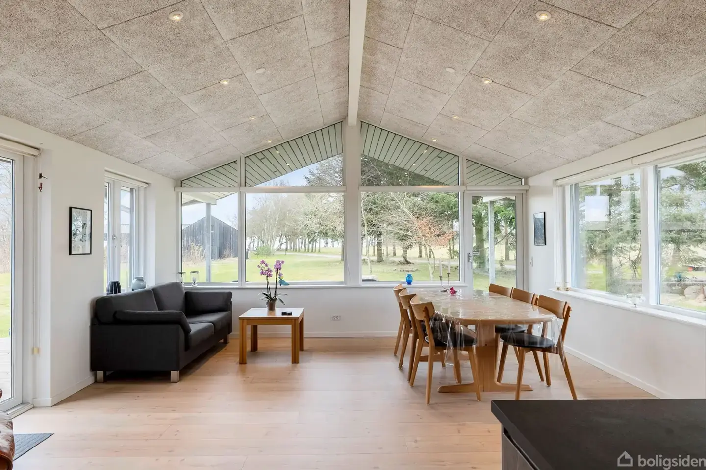 Helårsisoleret sommerhus med stor naturgrund - Visning 3
