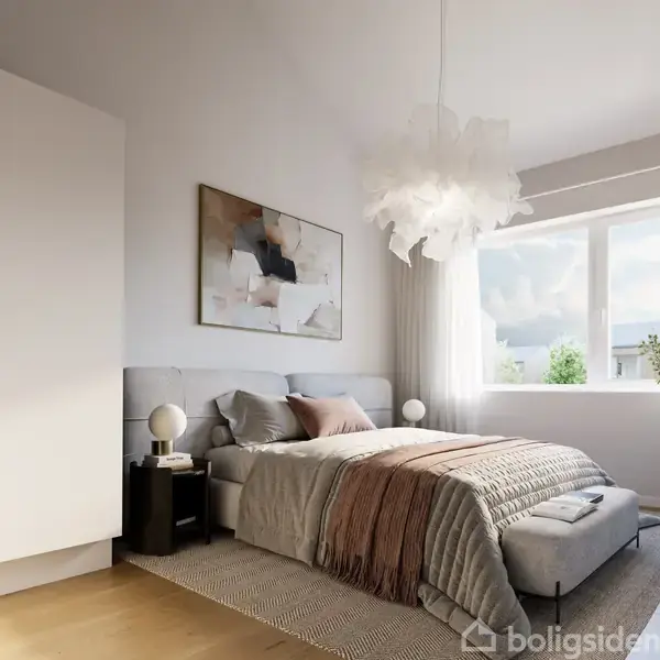 Soveværelse med seng dækket af tæppe og puder, omgivet af garderobe og natbord med lampe. Et stort vindue slipper lys ind, og der er en moderne lampe hængende fra loftet.