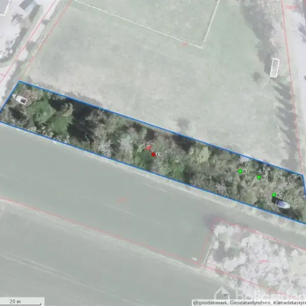 Rektangulært, skovbevokset område omgivet af marker. Området er markeret med blå linje. Flere grønne og røde punkter er synlige, muligvis refererende til specifikke steder eller målepunkter.