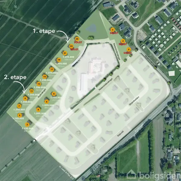 Kort viser byggeprojekt med mærkede byggegrunde. Nummererede plots med priser: eksempelvis 1.195.000 kr. Nogle grunde markeret som "SOLGT". Området afgrænset af veje som Strandbakkevej og Kystvej.