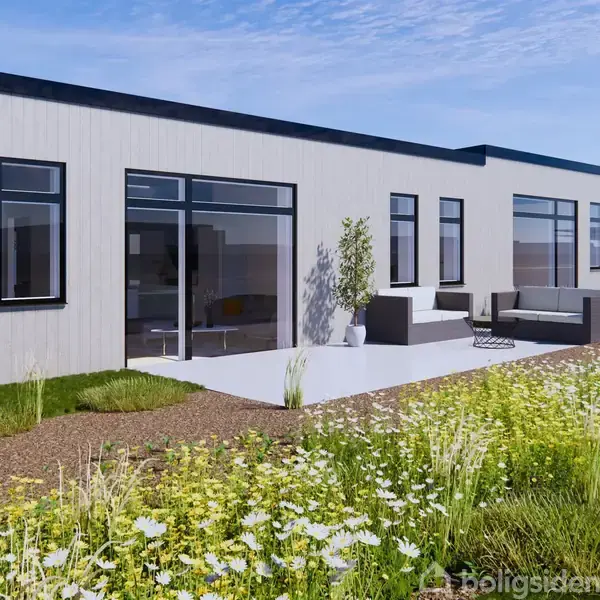 En moderne, ét-plans bygning med store vinduer og terrassedøre. Ved siden af sidder en loungegruppe på en terrasse. Omgivelserne er et blomsterfyldt naturområde med blå himmel.