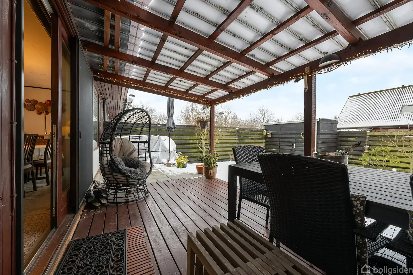 VELHOLDT RÆKKEHUS MED STOR OVERDÆKKET TERRASSE OG LUKKET HAVE