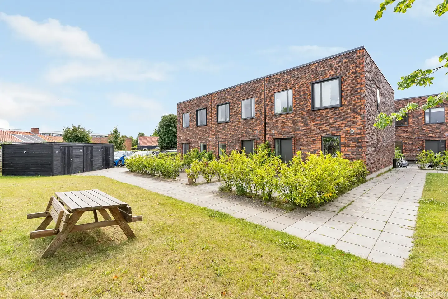 Indflytningsklar, lys og indbydende rækkevilla i unikt byggeri