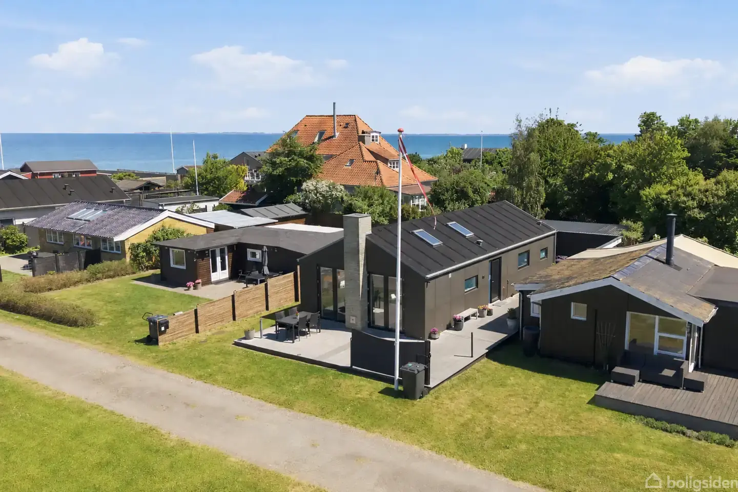 Skønt og lyst sommerhus tæt på vandet