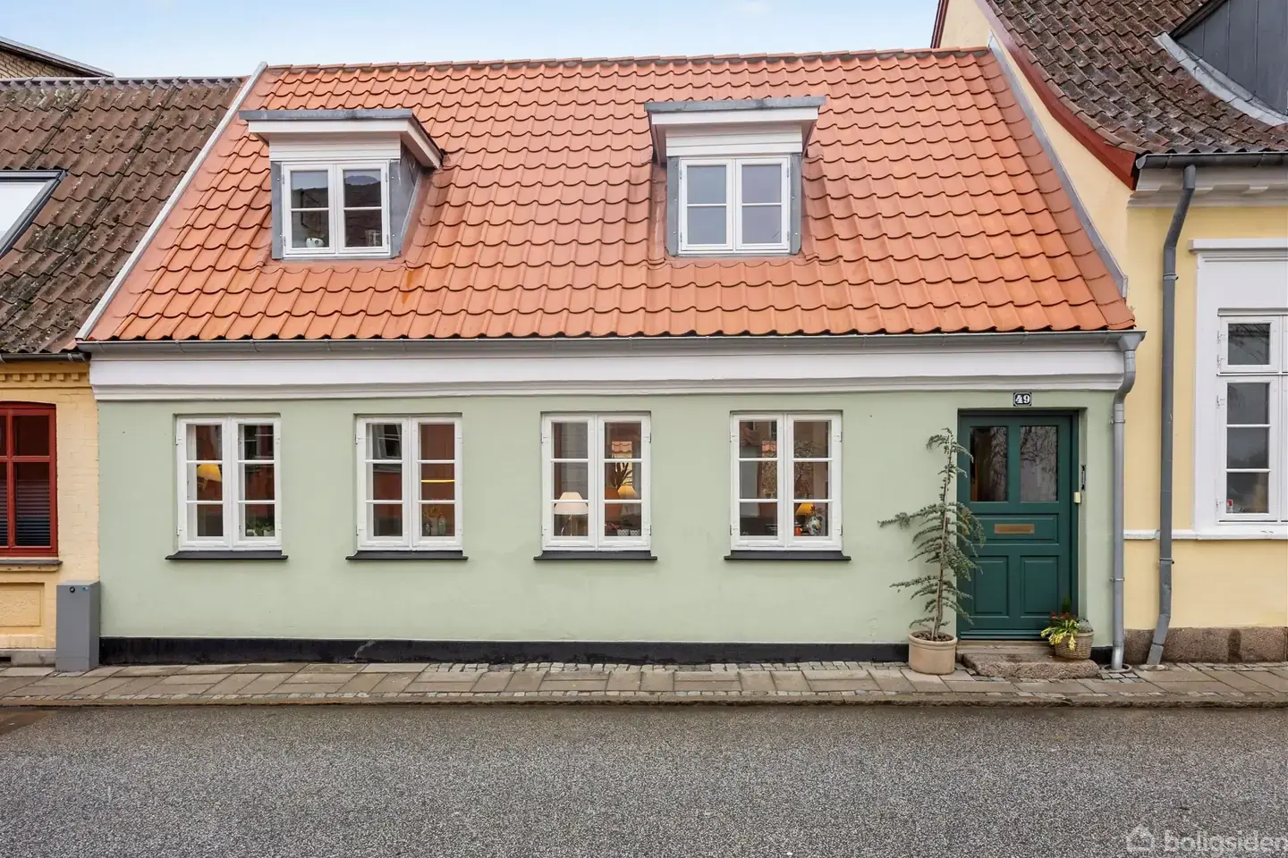 Historisk byhus med smuk facade og skøn gårdhave