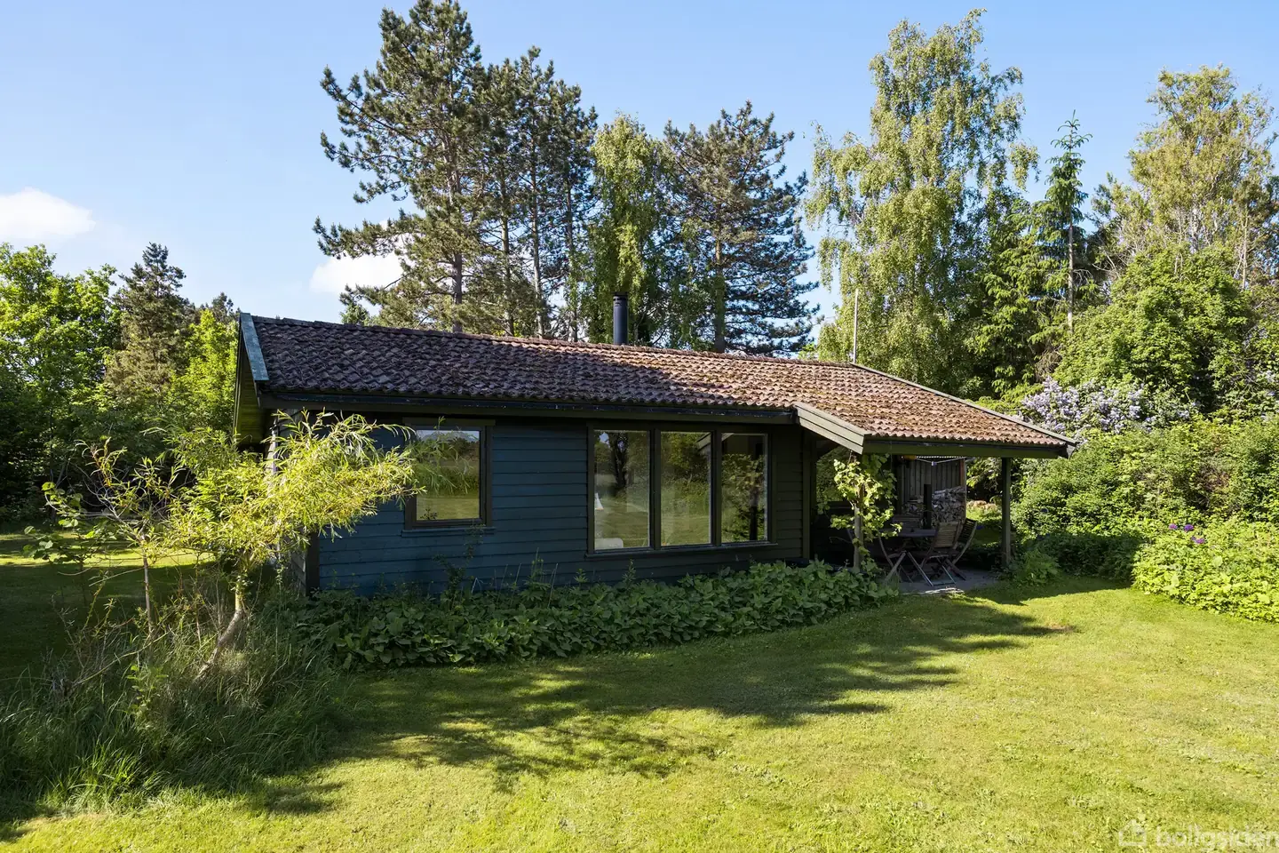 Velholdt sommerhus med udsigt til åbne marker