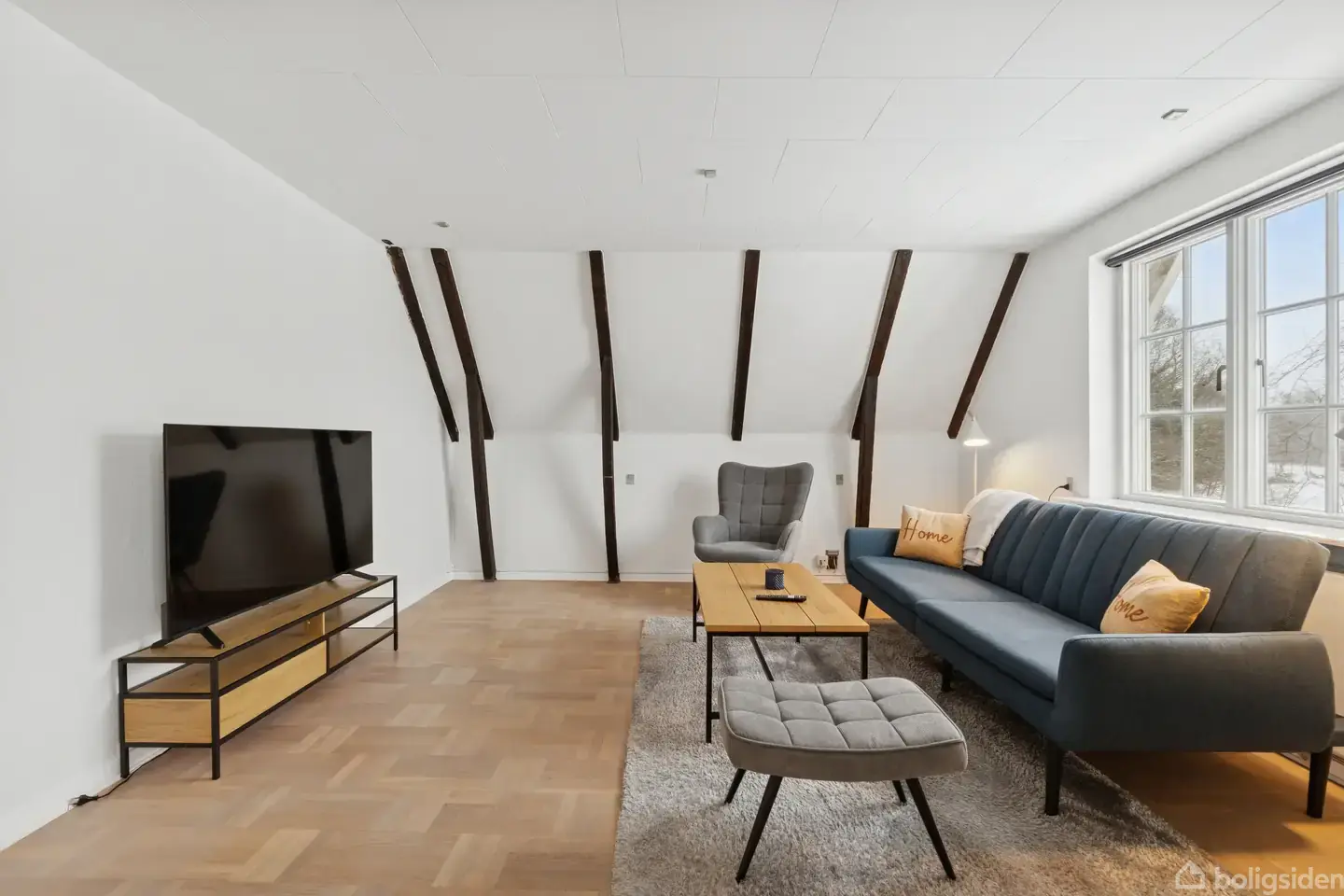 Lys og velindrettet villalejlighed på god adresse