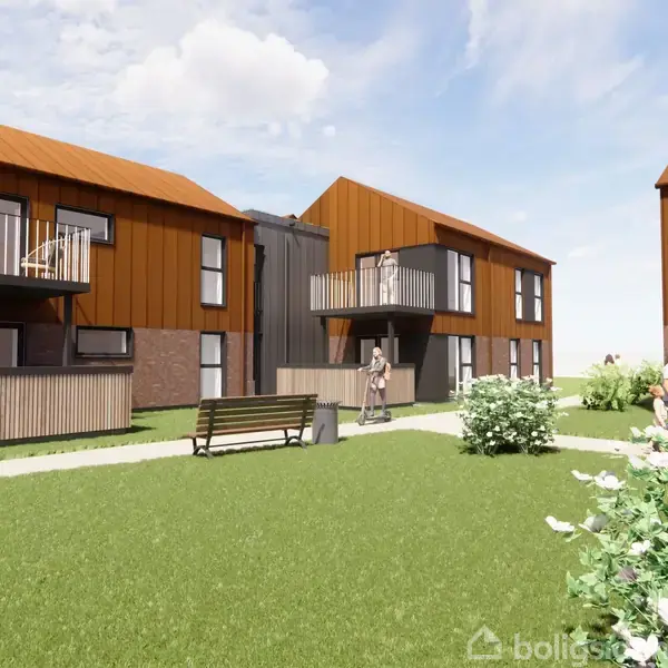 To bygninger med moderne design har altaner og står rundt en græsplæne. Mennesker går og sidder udenfor. Buske og bænke indrammer området under en klar himmel.