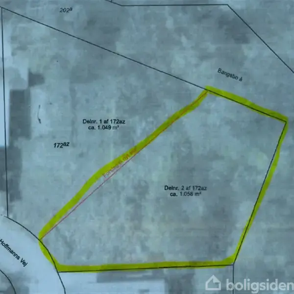 Kort viser et landområde markeret med gule grænser. Tekst inkluderer "Delnr. 1 af 172az ca. 1.049 m²" og "Delnr. 2 af 172az ca. 1.058 m²." Bakgrunden er en satellitbillede.