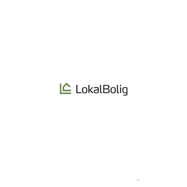 Logoet "LokalBolig" ses i midten af billedet med grøn grafisk design til venstre. Baggrunden er hvid, hvilket fremhæver logoets tekst og symbol.