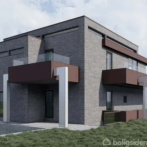 Moderne betonhus står stille på en græsplæne med flere små altaner og store vinduer, omkranset af en træterrasse.