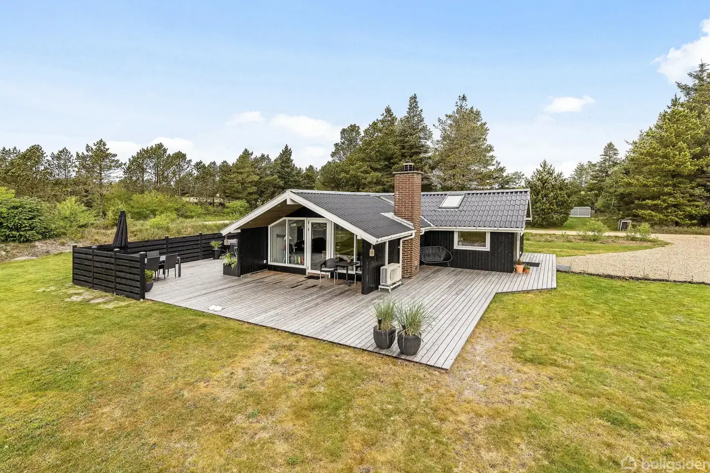 Skønt og flot moderniseret sommerhus