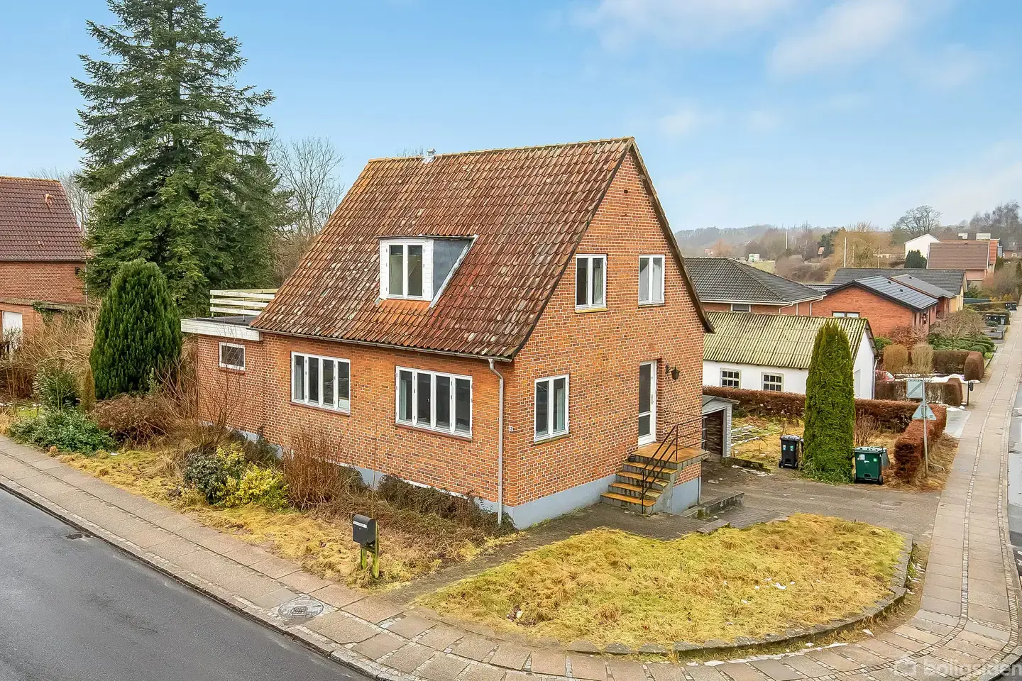 Velindrettet villa med skøn have og central beliggenhed