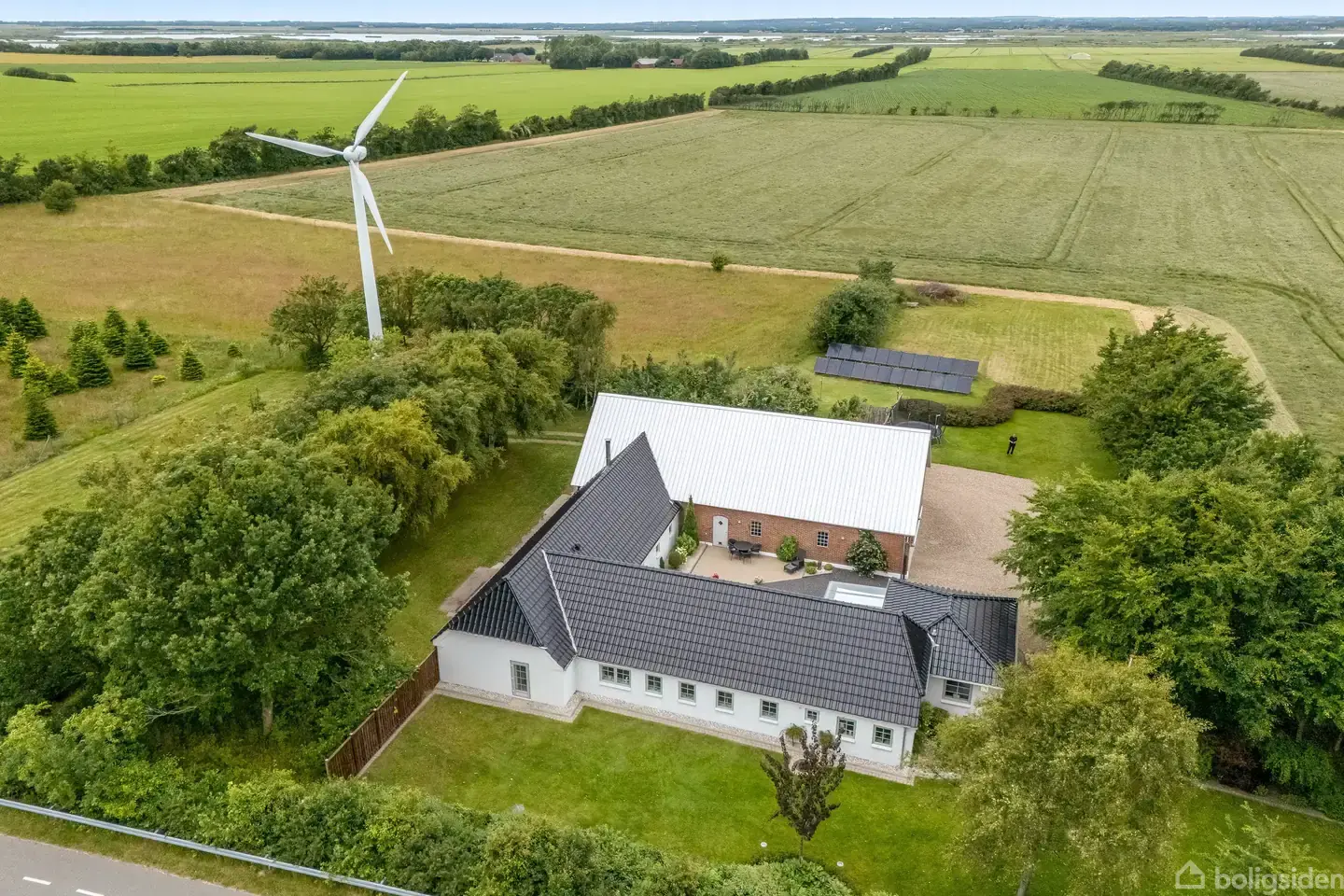 Meget velholdt ejendom med egen husstandsvindmølle
