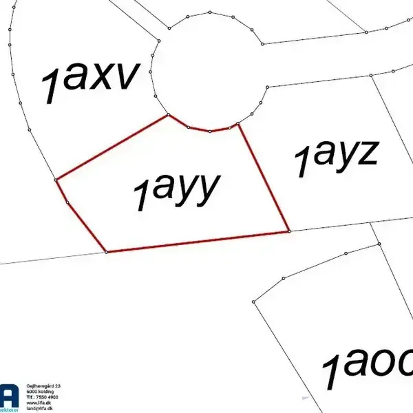 Kortudsnit viser grundstykker i polygoner, omkredset af sorte linjer. En rød linje fremhæver et stykke markeret som "1ayy". Andre stykker inkluderer "1axv" og "1ayz".
