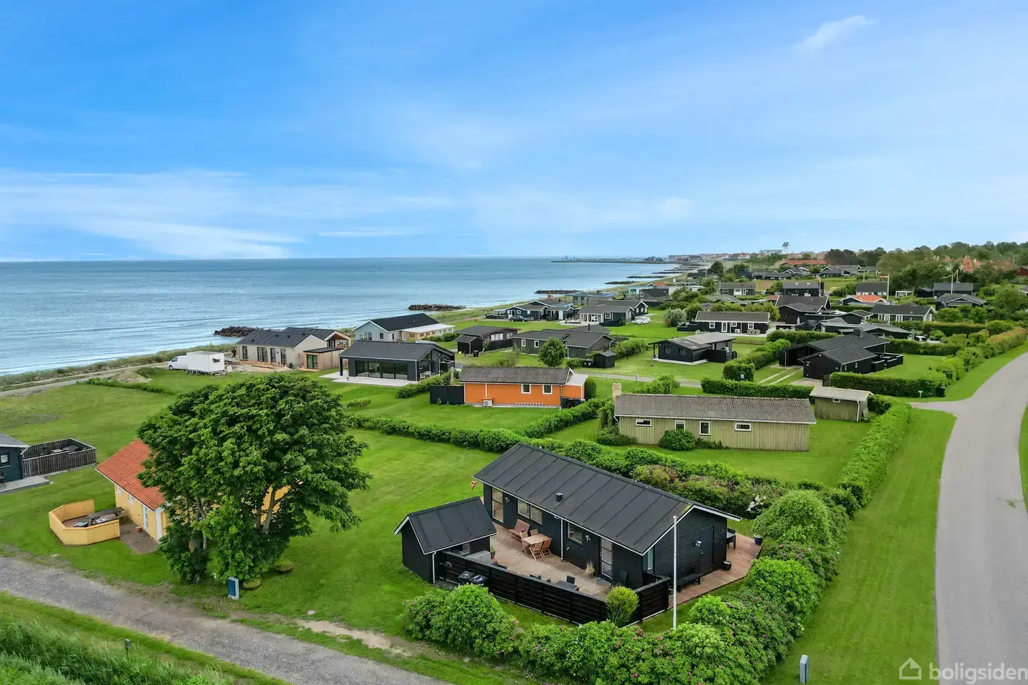 Indbydende sommerhus med havudsigt og få meter til stranden