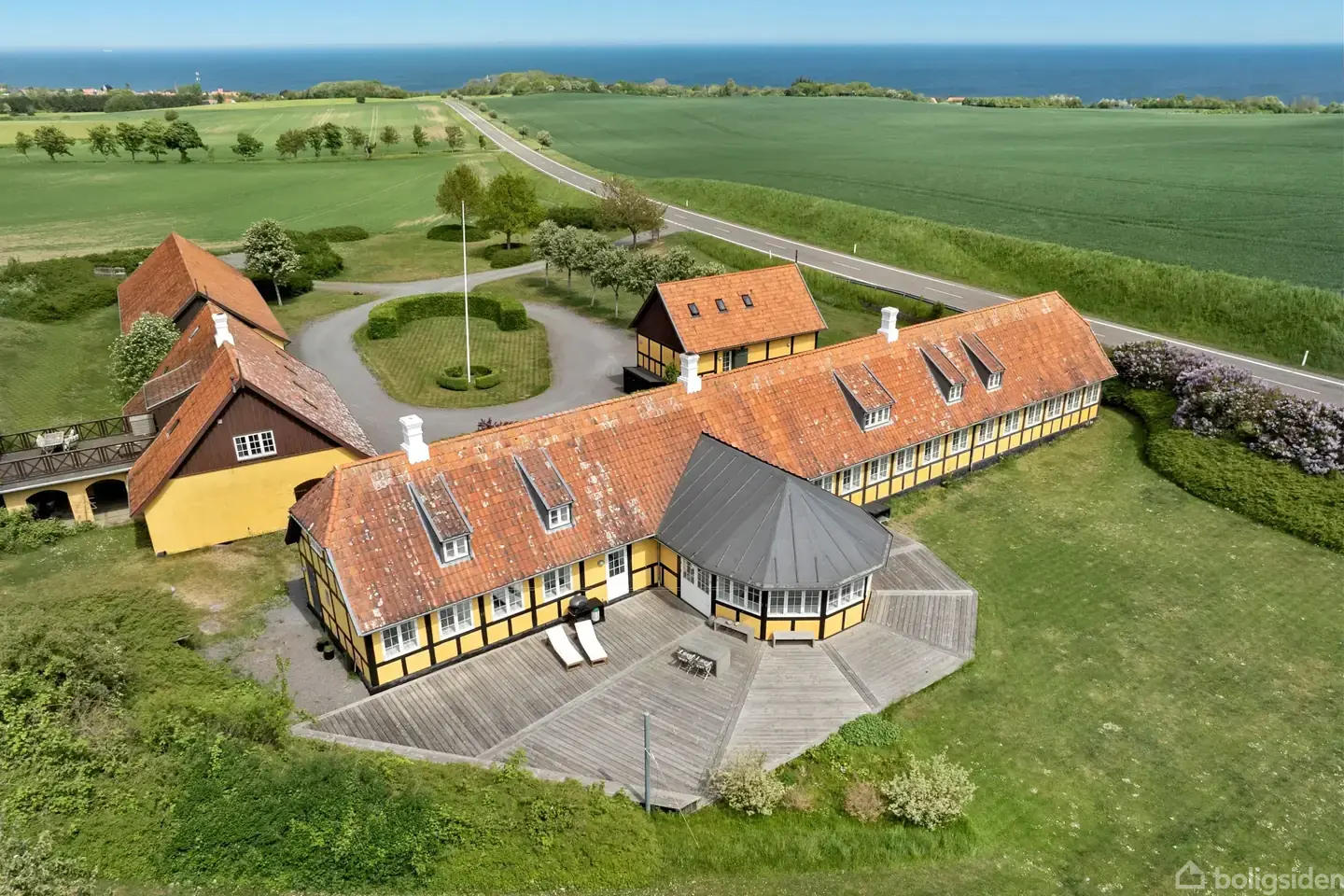 "Hullegård" – en sjælden liebhaverejendom uden bopælspligt – kompromisløs kvalitet, generøse rammer og imponerende udsigt