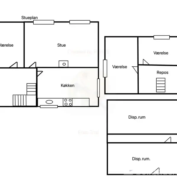 Plantegning viser tre niveauer: stueplan med stue, køkken og værelser; førstesal med værelser og badeværelse; kælder med disponibelt rum og fyrrum.