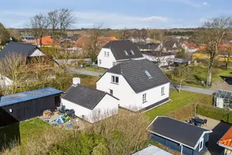 Villa på Præstegårdsvej 2, Farstrup, 9240